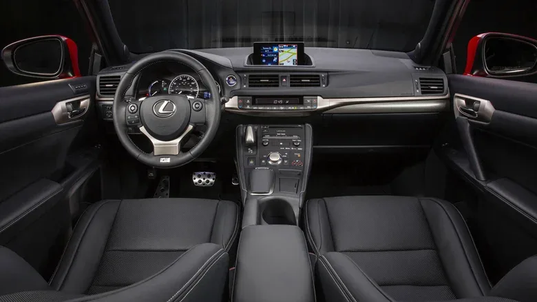 في الأربعين من عمري، مازلت أشعر بالفضول بشأن Lexus CT 200h F Sport