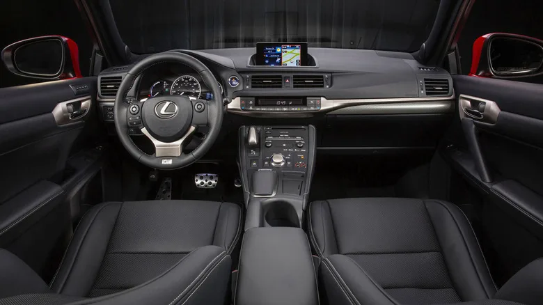 في الأربعين من عمري، مازلت أشعر بالفضول بشأن Lexus CT 200h F Sport