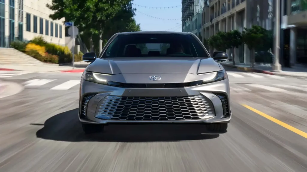 Medio millón de Camry retirados del mercado nuevamente: el velocímetro puede apagarse