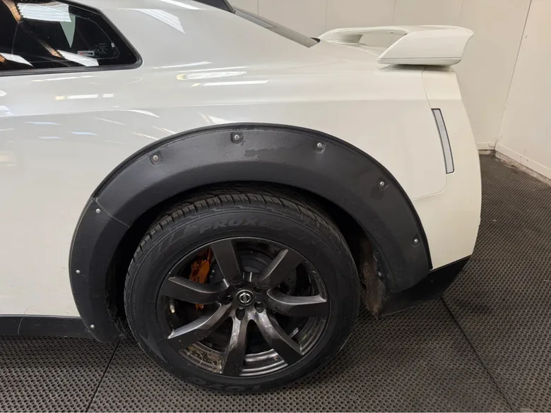 Alguien levantó un Nissan GT-R, atornilló un repuesto al techo y lo llamó todoterreno