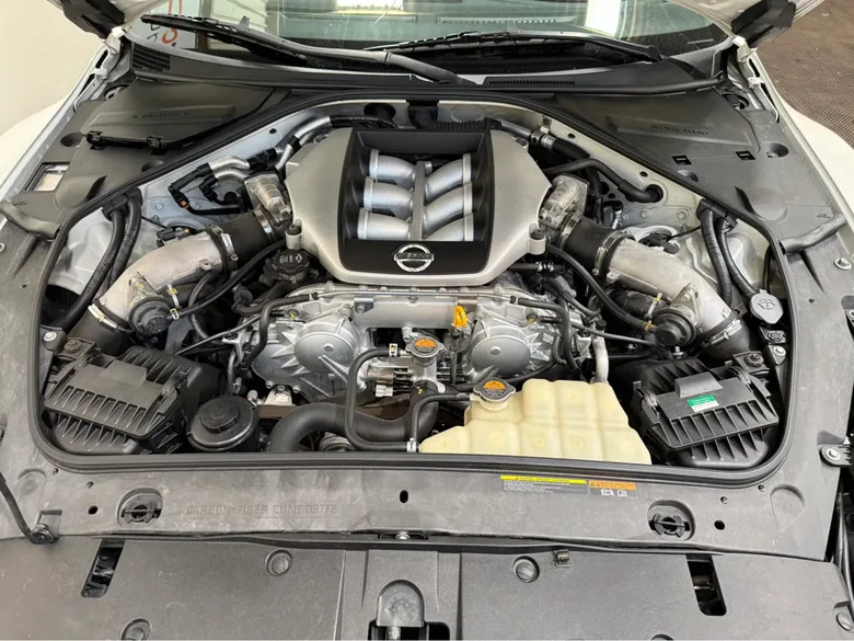 Alguien levantó un Nissan GT-R, atornilló un repuesto al techo y lo llamó todoterreno