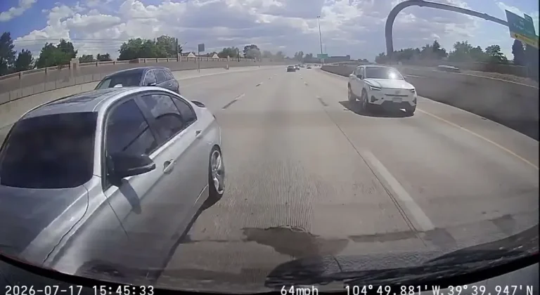 Аврора, штат Колорадо: BMW Driver Recklessly Speeds через дорожній рух I-225 ледве уникнув аварії з кількома автомобілями
