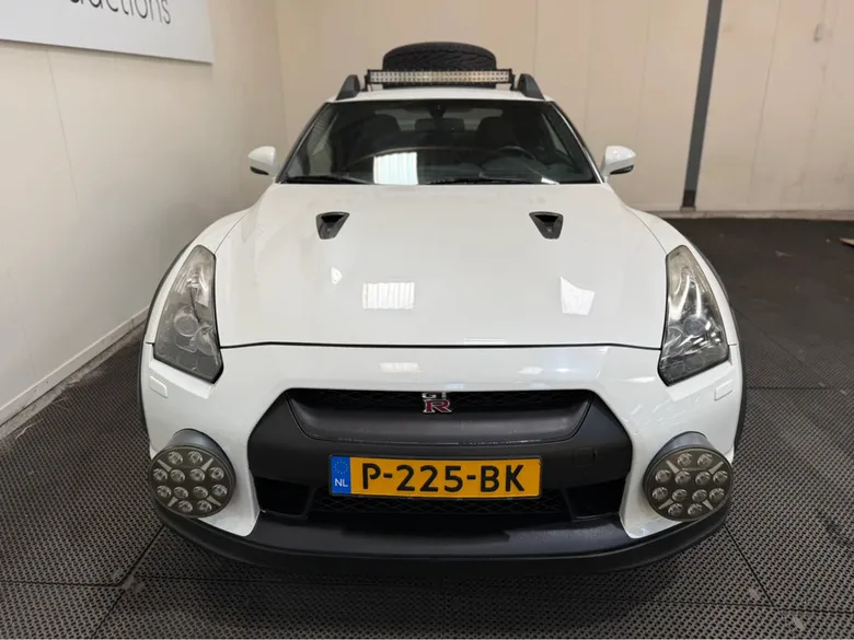 Alguien levantó un Nissan GT-R, atornilló un repuesto al techo y lo llamó todoterreno