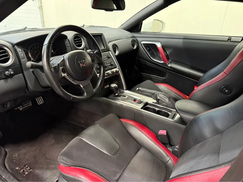 Alguien levantó un Nissan GT-R, atornilló un repuesto al techo y lo llamó todoterreno