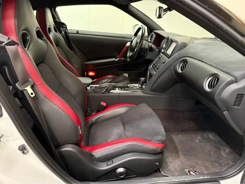 Alguien levantó un Nissan GT-R, atornilló un repuesto al techo y lo llamó todoterreno