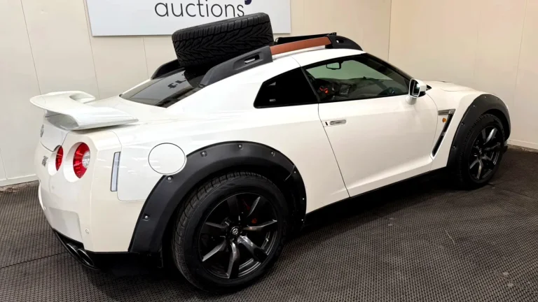 Cineva a ridicat un Nissan GT-R, a înșurubat o rezervă pe acoperiș și l-a numit Off-Roader
