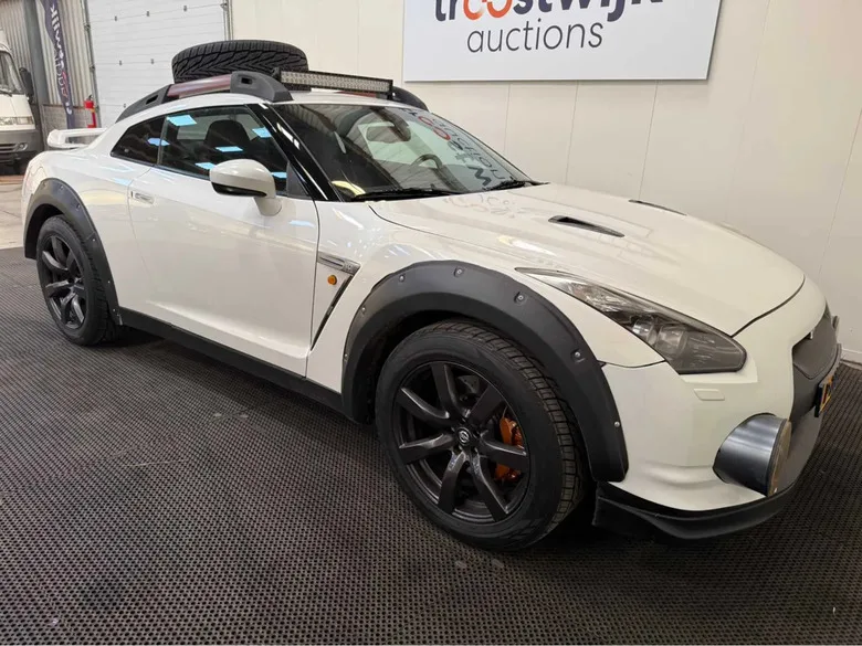 Alguien levantó un Nissan GT-R, atornilló un repuesto al techo y lo llamó todoterreno