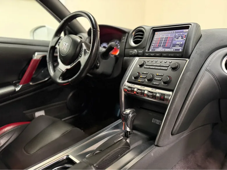 Alguien levantó un Nissan GT-R, atornilló un repuesto al techo y lo llamó todoterreno