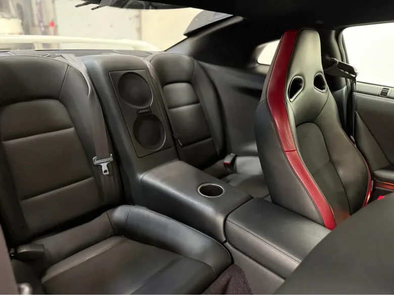 Alguien levantó un Nissan GT-R, atornilló un repuesto al techo y lo llamó todoterreno