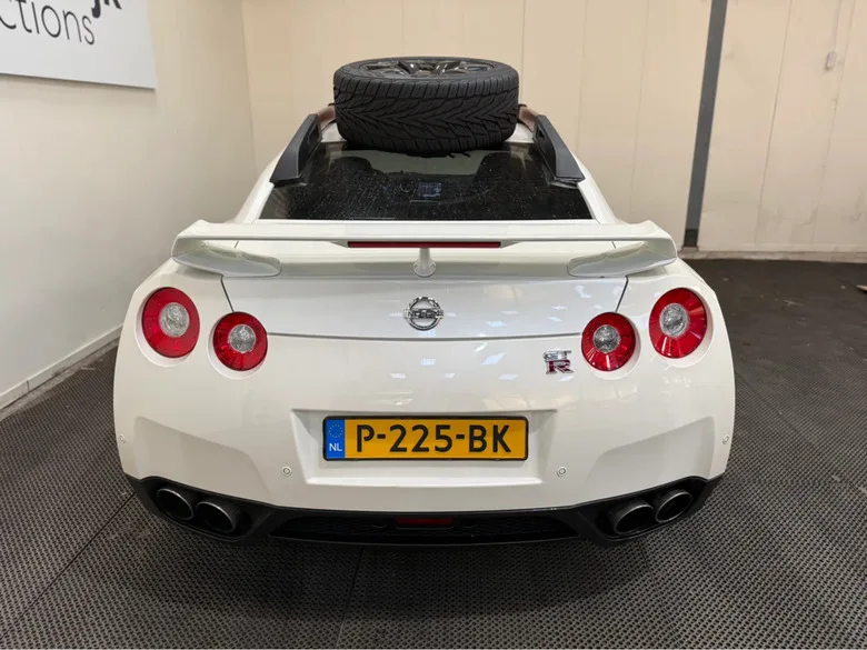 Alguien levantó un Nissan GT-R, atornilló un repuesto al techo y lo llamó todoterreno