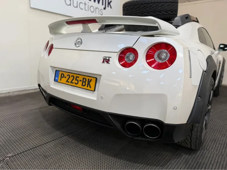 Alguien levantó un Nissan GT-R, atornilló un repuesto al techo y lo llamó todoterreno