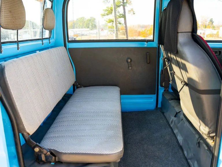 Kei Van de la Daihatsu, în valoare de 12.950 USD, este, de asemenea, un pick-up cu cabină triplă, cu un pat de 34 de inci