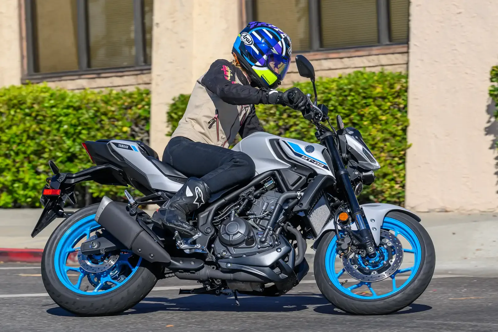 Revisión de 2026 Yamaha MT-03: 15 datos importantes sobre una moto deportiva de $ 4,999