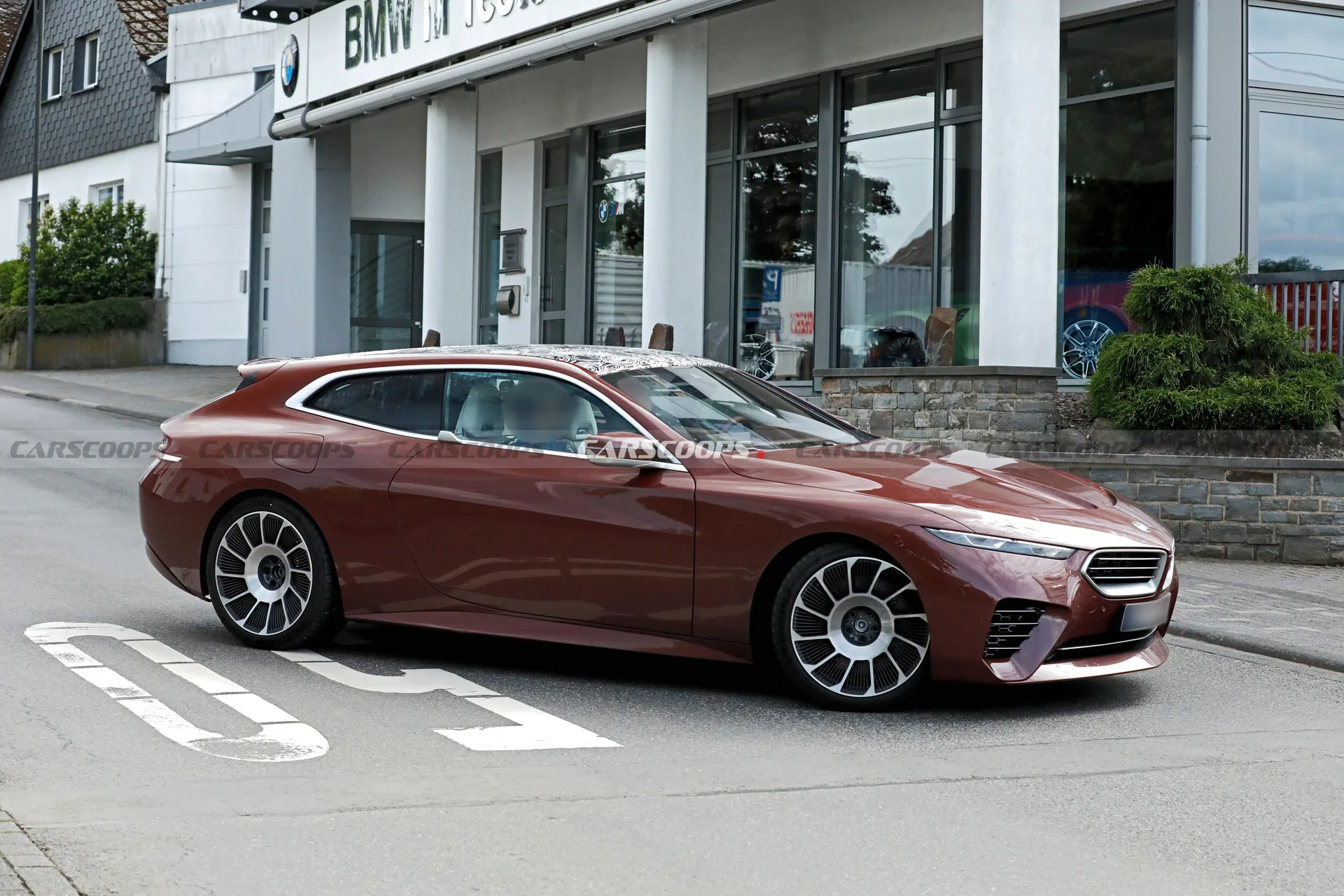 BMW за 580 000 долара V8 стреляща спирачка е забелязана напълно изложена