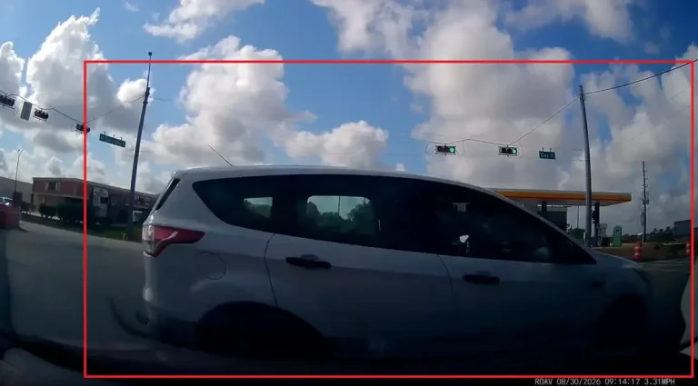 Houston, TX: Conductor se salta el semáforo en rojo muy tarde y casi choca contra otro vehículo en Clay & Country Spring Rd