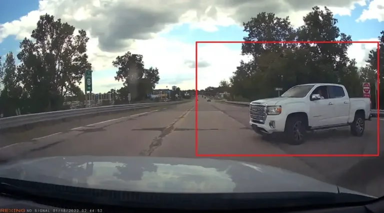 Милан, Мичиган: Някой излиза с Chevrolet Silverado от отбивката на US-23 и едва не помита шофьор с камера в купето