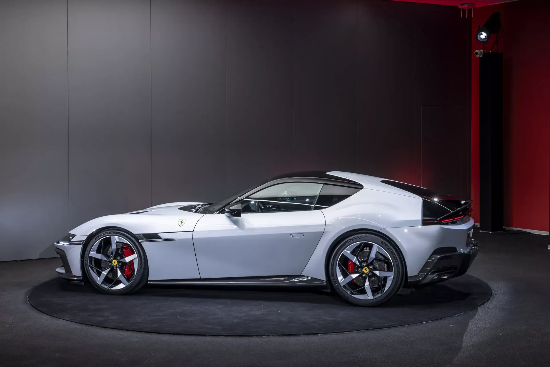 Ferrari سيكشف النقاب عن شيء ما في 4 يوليو – هل يمكن أن يكون دليل 12Cilindri؟