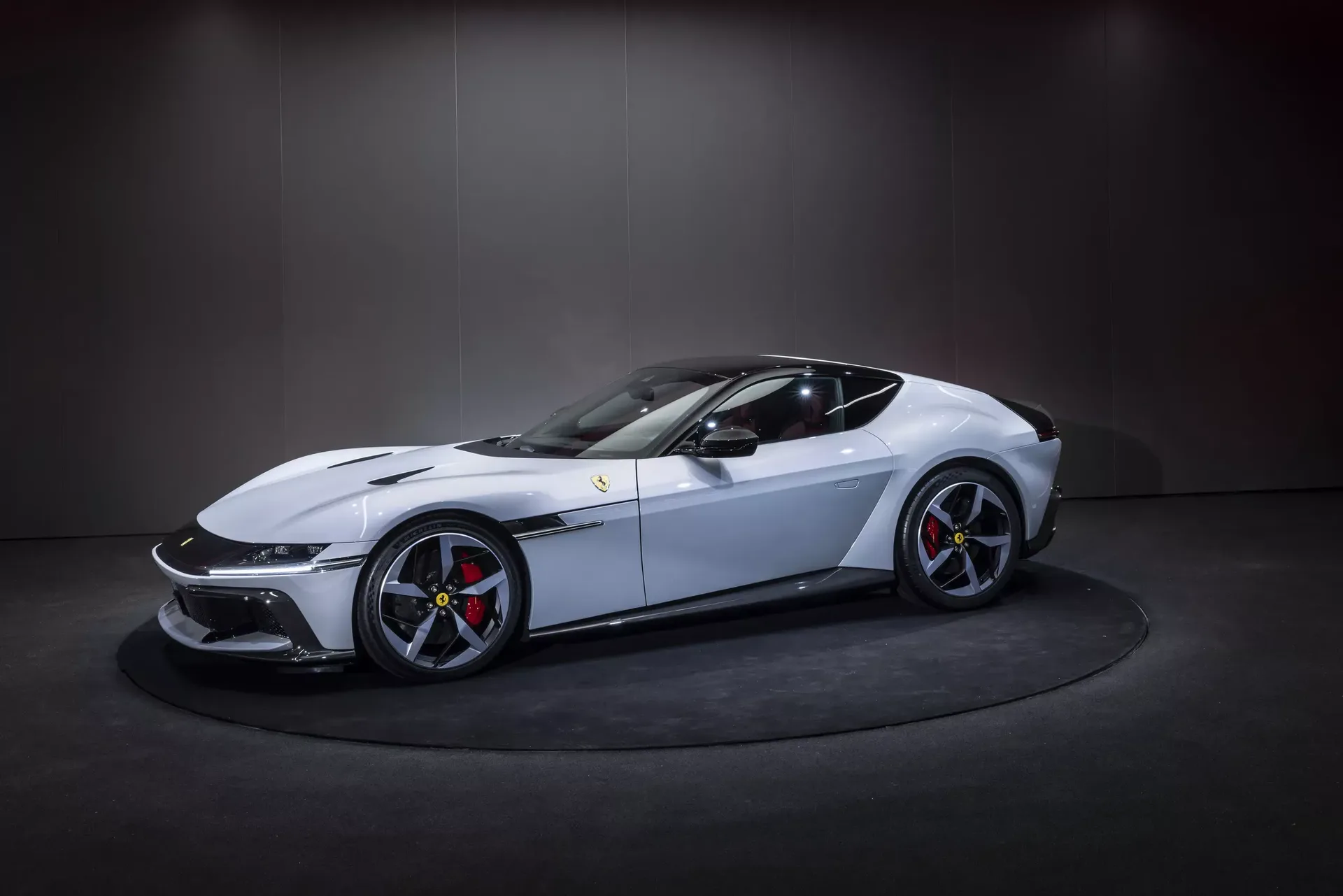 Ferrari سيكشف النقاب عن شيء ما في 4 يوليو – هل يمكن أن يكون دليل 12Cilindri؟