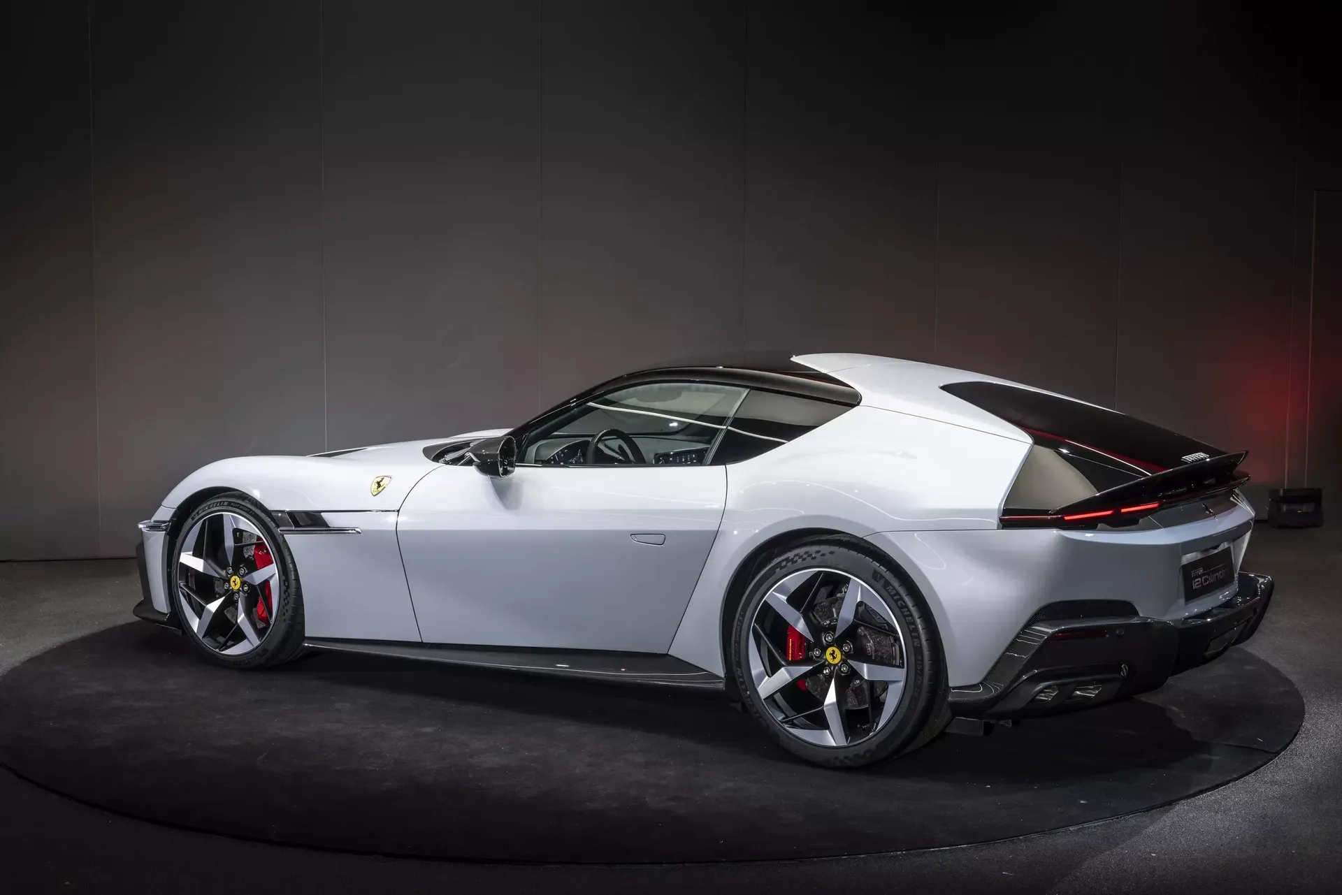 Ferrari سيكشف النقاب عن شيء ما في 4 يوليو – هل يمكن أن يكون دليل 12Cilindri؟