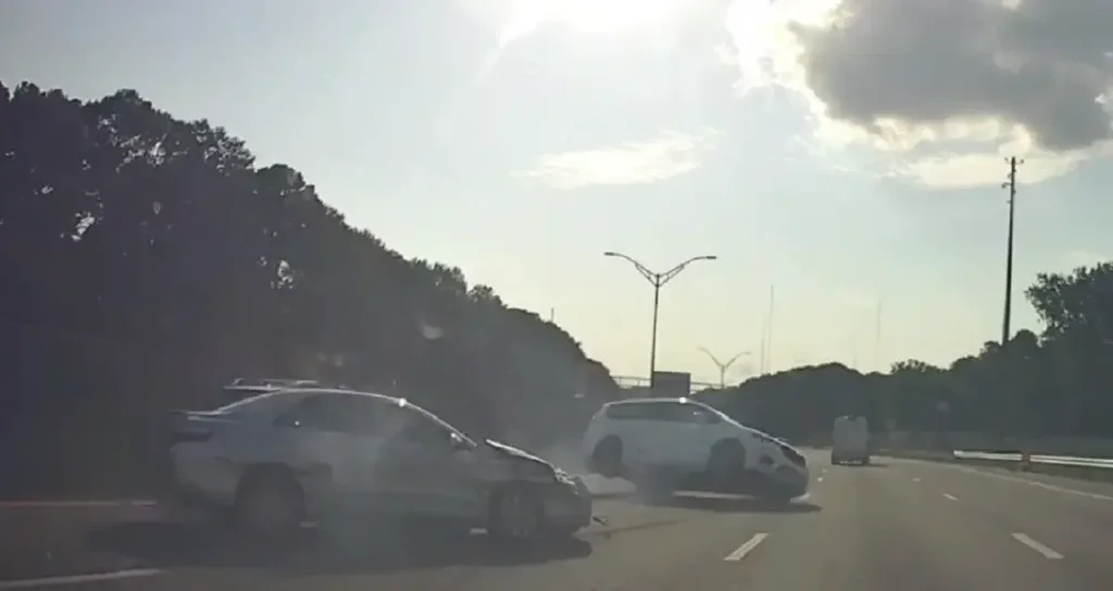 Atlanta, GA: Schimbarea de bandă fără privire la o plimbare pe I-20 provoacă un accident violent