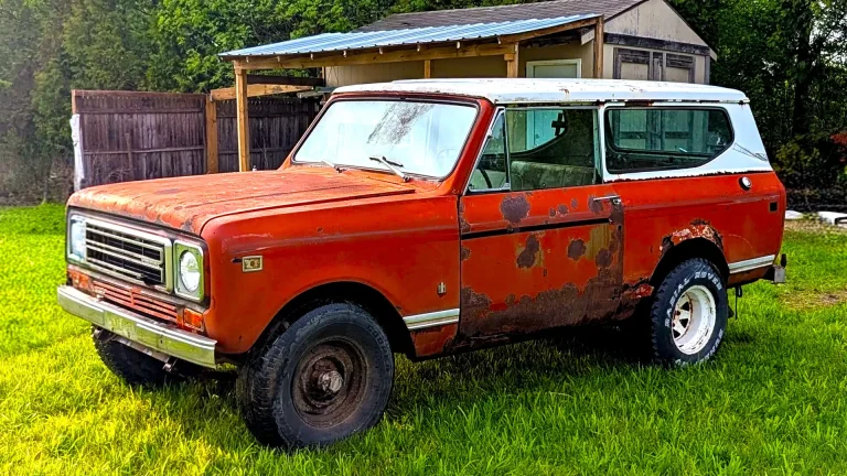 Un 1976 Scout II V8 ruginit tocmai vândut pentru 10 USD la Bring a Trailer