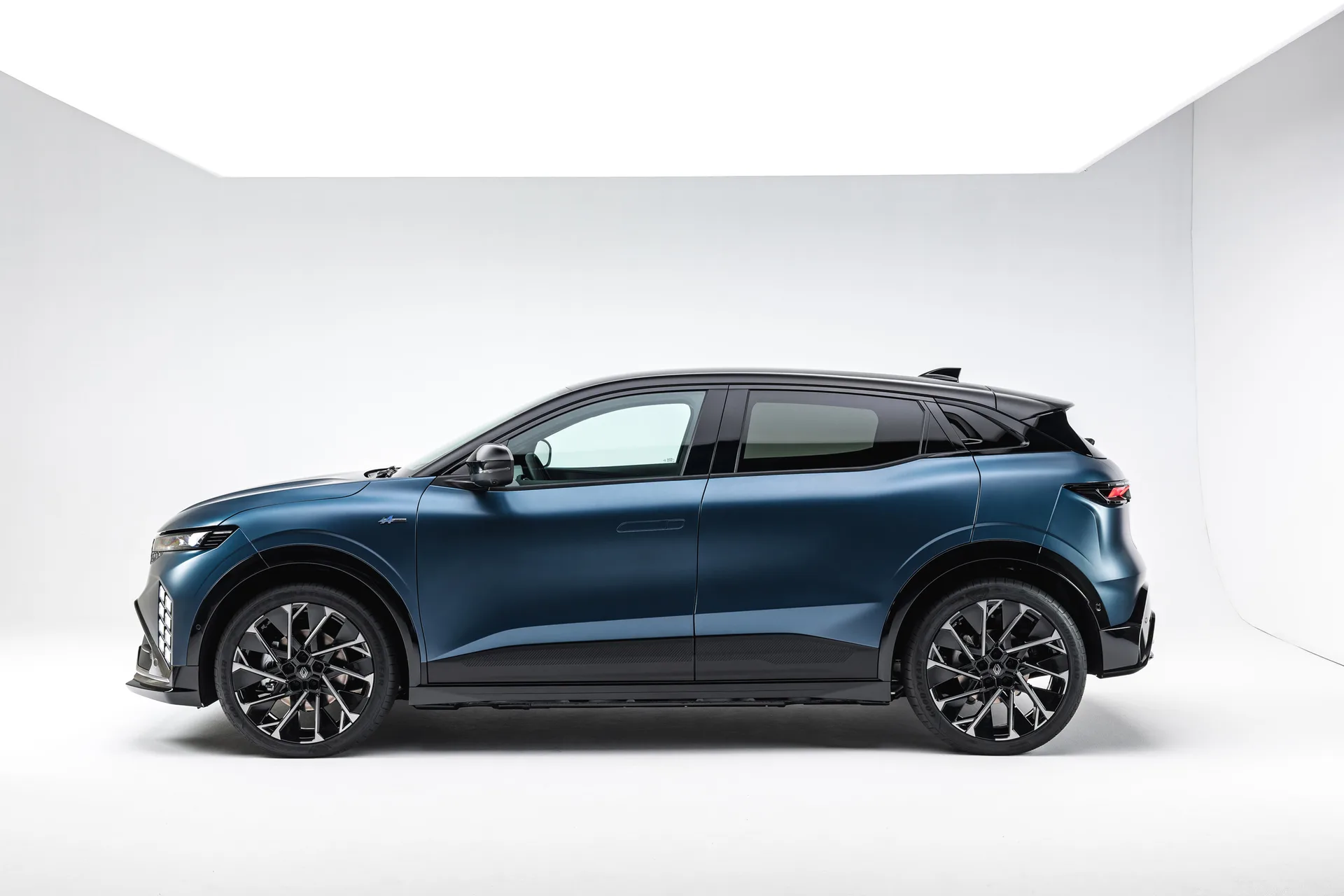 Renault Updates Megane E-Tech EV cu o față mai meschină, baterie mai mare și mai lentă 0-62 mph