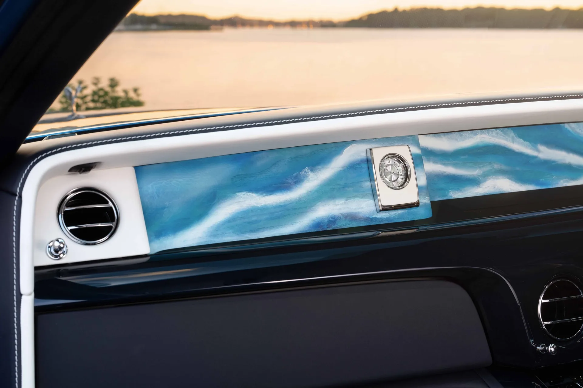Cea mai recentă regate Phantom a lui Rolls-Royce redefinește iahtul de teren