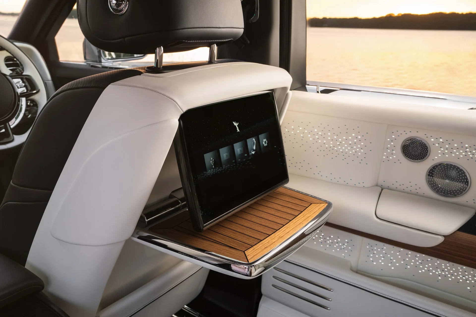 Cea mai recentă regate Phantom a lui Rolls-Royce redefinește iahtul de teren