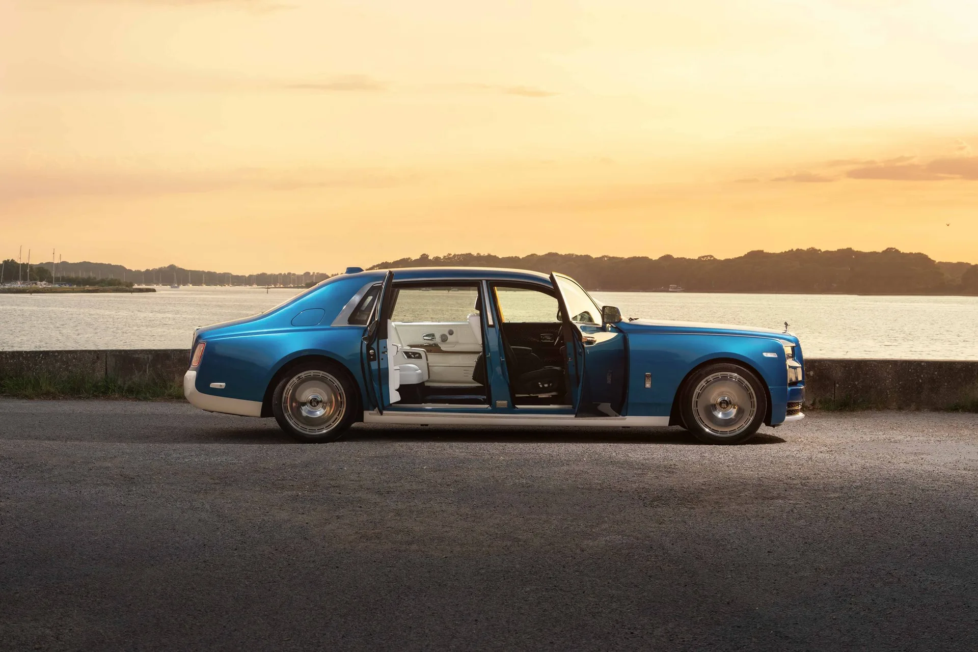 Cea mai recentă regate Phantom a lui Rolls-Royce redefinește iahtul de teren
