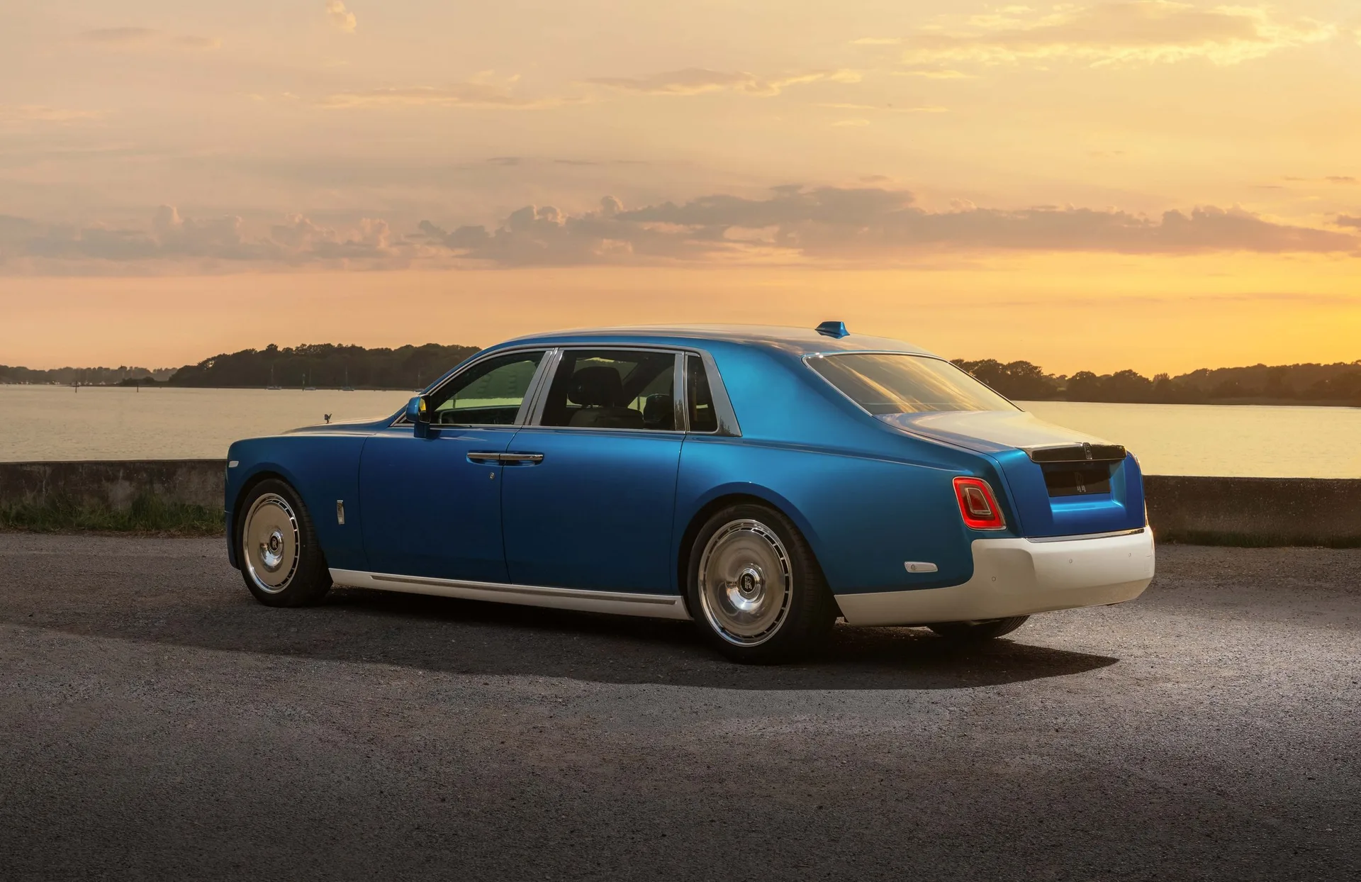Cea mai recentă regate Phantom a lui Rolls-Royce redefinește iahtul de teren
