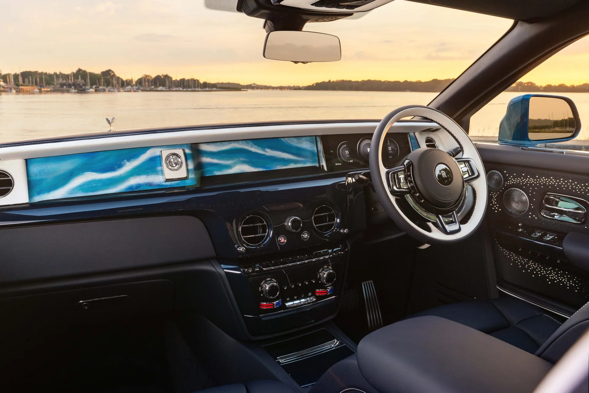 Cea mai recentă regate Phantom a lui Rolls-Royce redefinește iahtul de teren