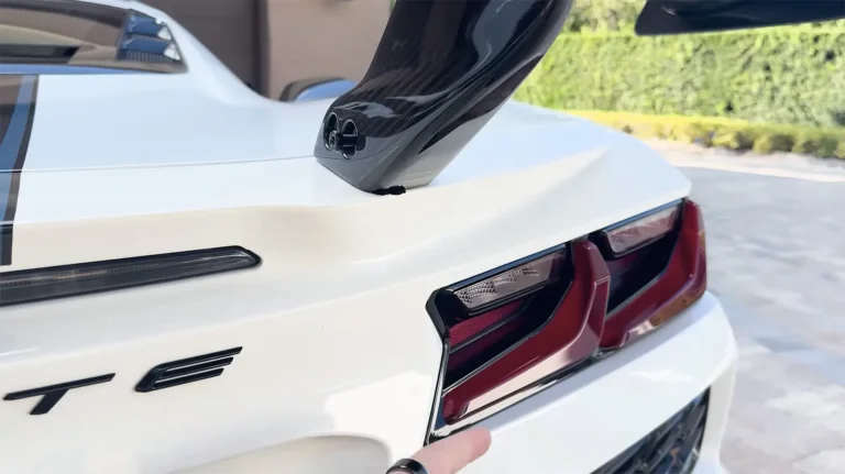 Proprietarii de Corvette raportează că vopseaua aripii din spate a ZR1 crăpă la viteze peste 180 MPH
