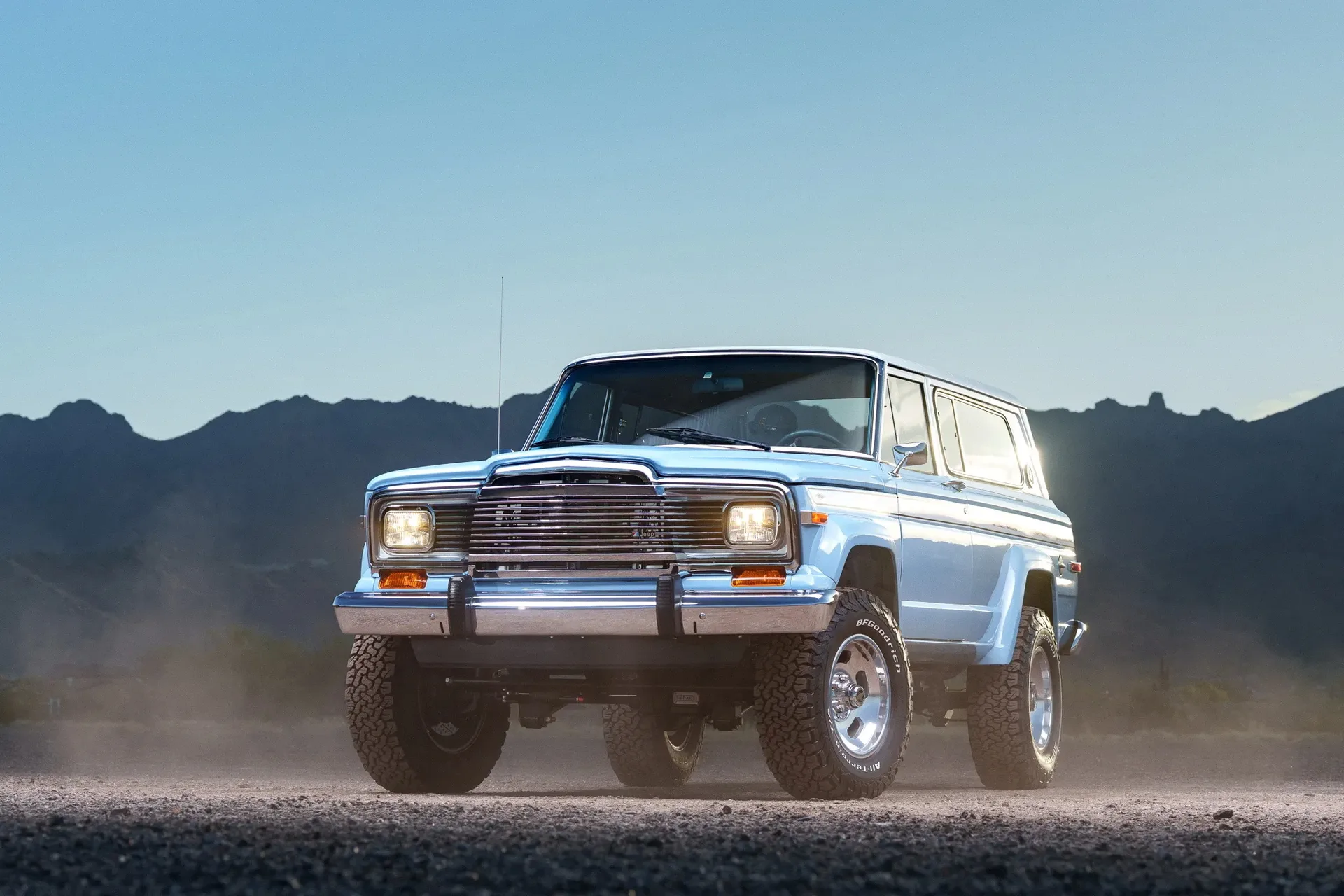 Този 1979 Jeep Cherokee Looks Stock, тогава намирате 825-HP V10