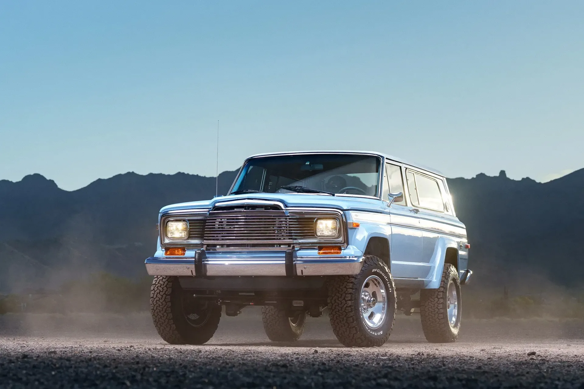 Този 1979 Jeep Cherokee Looks Stock, тогава намирате 825-HP V10
