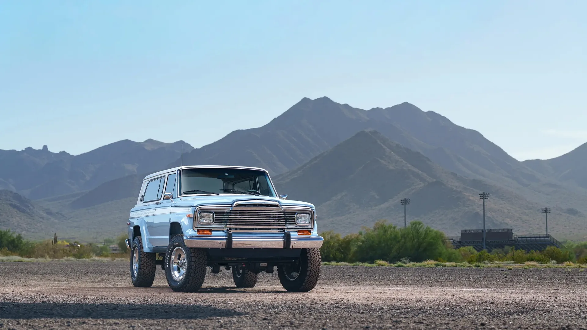 Този 1979 Jeep Cherokee Looks Stock, тогава намирате 825-HP V10