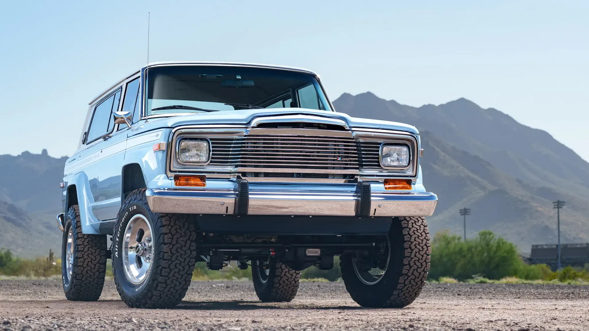 Този 1979 Jeep Cherokee Looks Stock, тогава намирате 825-HP V10