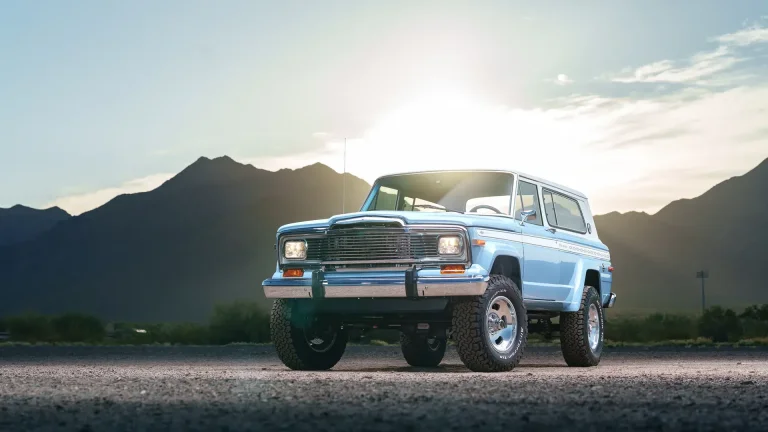 Acest 1979 Jeep Cherokee Looks Stock, apoi găsiți V10 de 825 CP