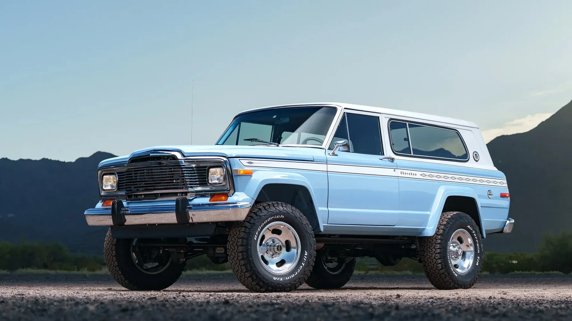 Този 1979 Jeep Cherokee Looks Stock, тогава намирате 825-HP V10