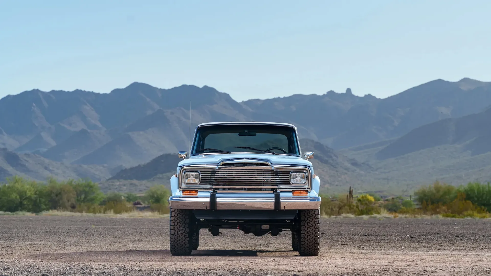Този 1979 Jeep Cherokee Looks Stock, тогава намирате 825-HP V10
