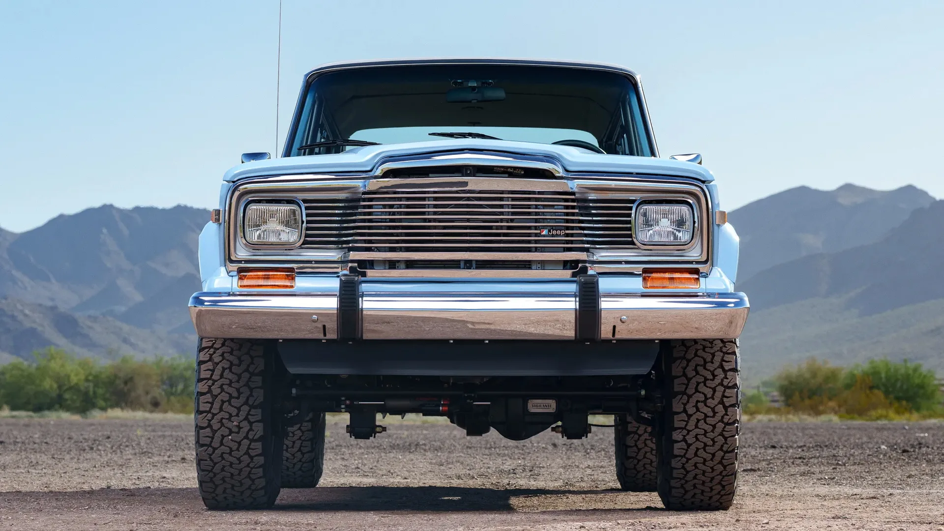Този 1979 Jeep Cherokee Looks Stock, тогава намирате 825-HP V10