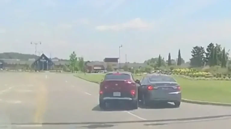 Tahlequah, Oklahoma: Conductor no mantiene el carril y golpea de costado a otro automóvil mientras gira hacia el casino Cherokee
