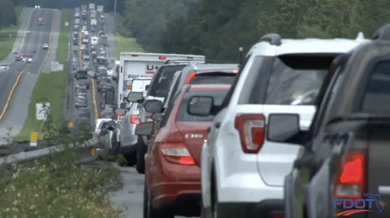 De ce Florida permite uneori mașinilor să circule pe marginile autostrăzii