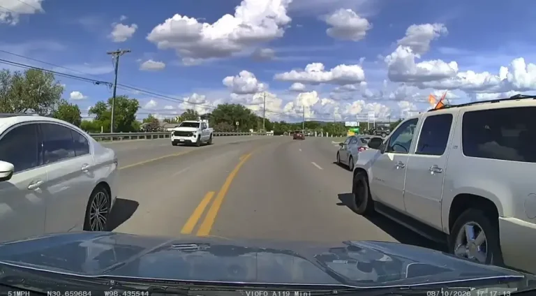 Kingsland, TX: Dashcam captura un cambio de carril sin mirar en RM 1431 y casi provoca un accidente por deslizamiento lateral