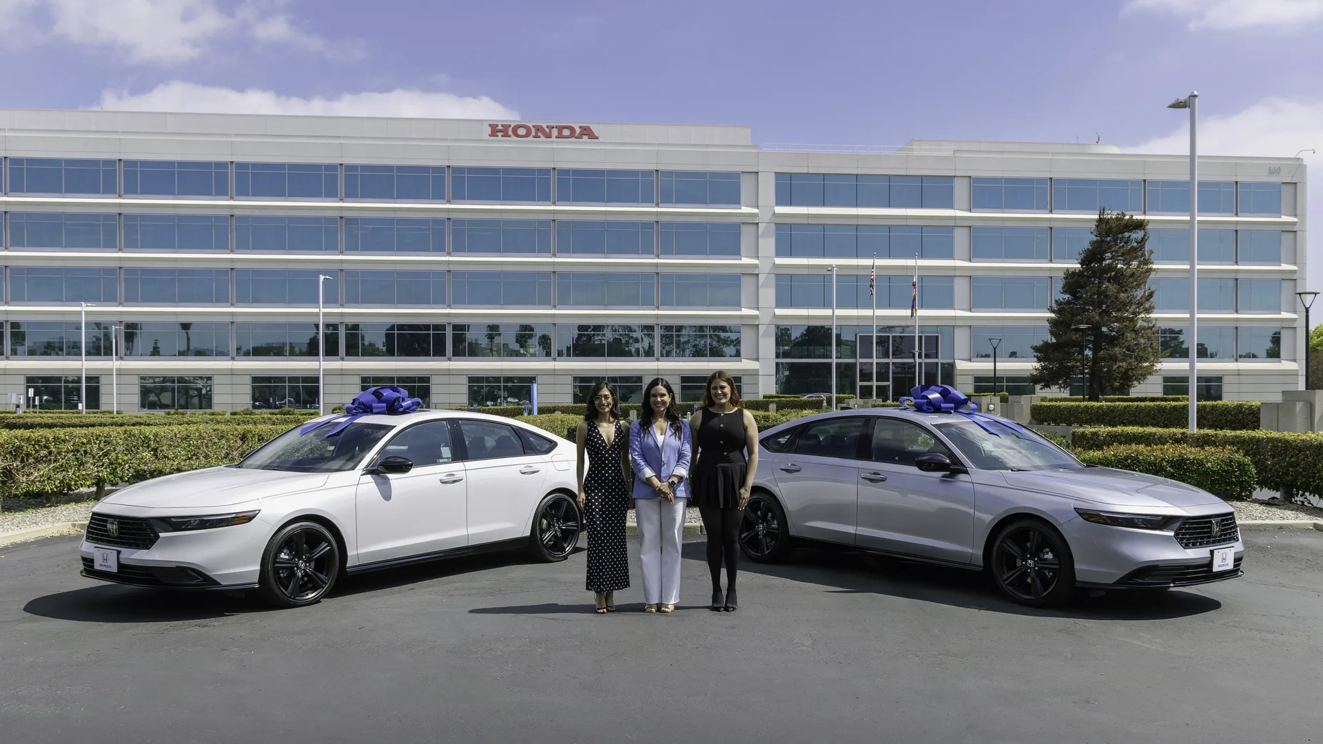 Honda продала 15-миллионный Accord: одна сестра купила его, а другая забрала следующий