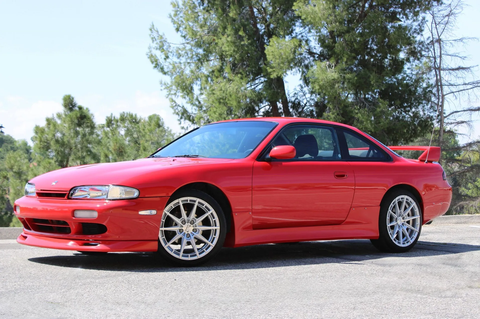 Un 240SX din 1996 cu doar 9.500 de mile a supraviețuit epocii driftului — și acum este de vânzare