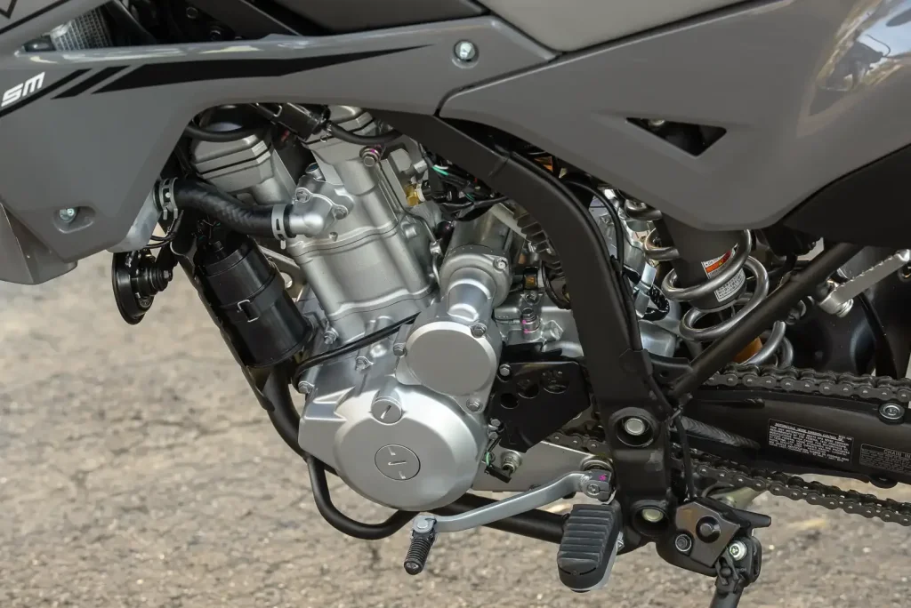 كاواساكي KLX300SM موديل 2024: المواصفات، السعر ودليل الشريحة المستهدفة