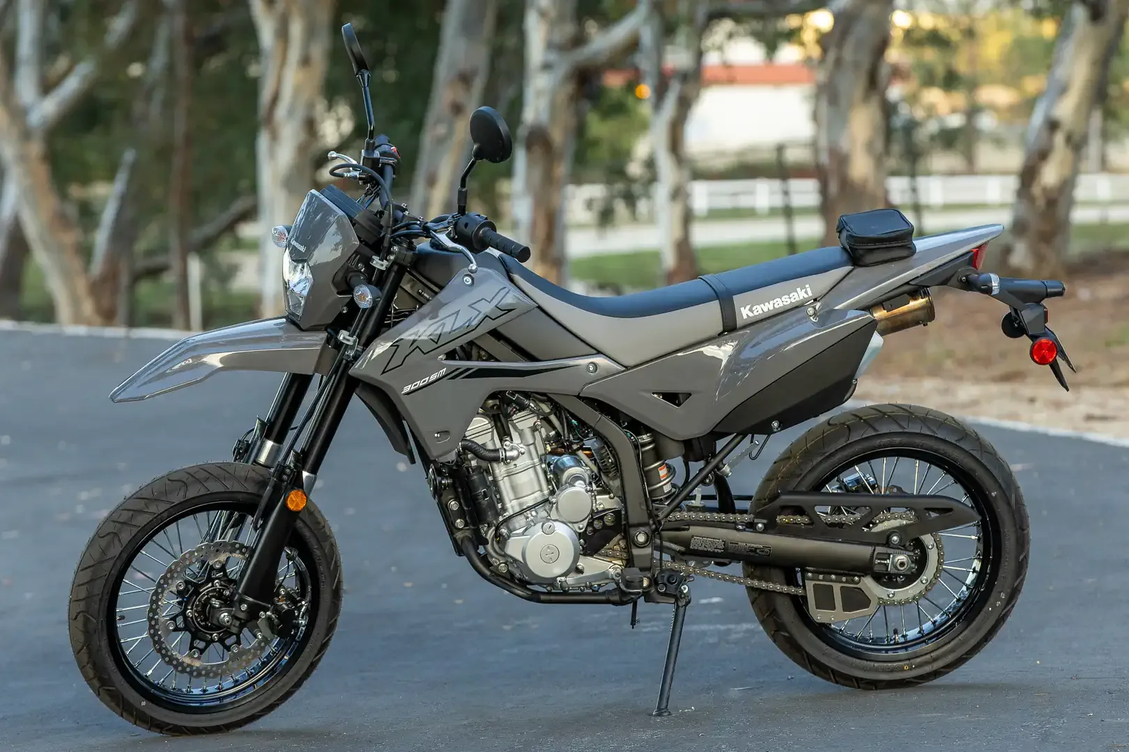 Kawasaki KLX300SM (2024): Характеристики, цена и всичко за модела