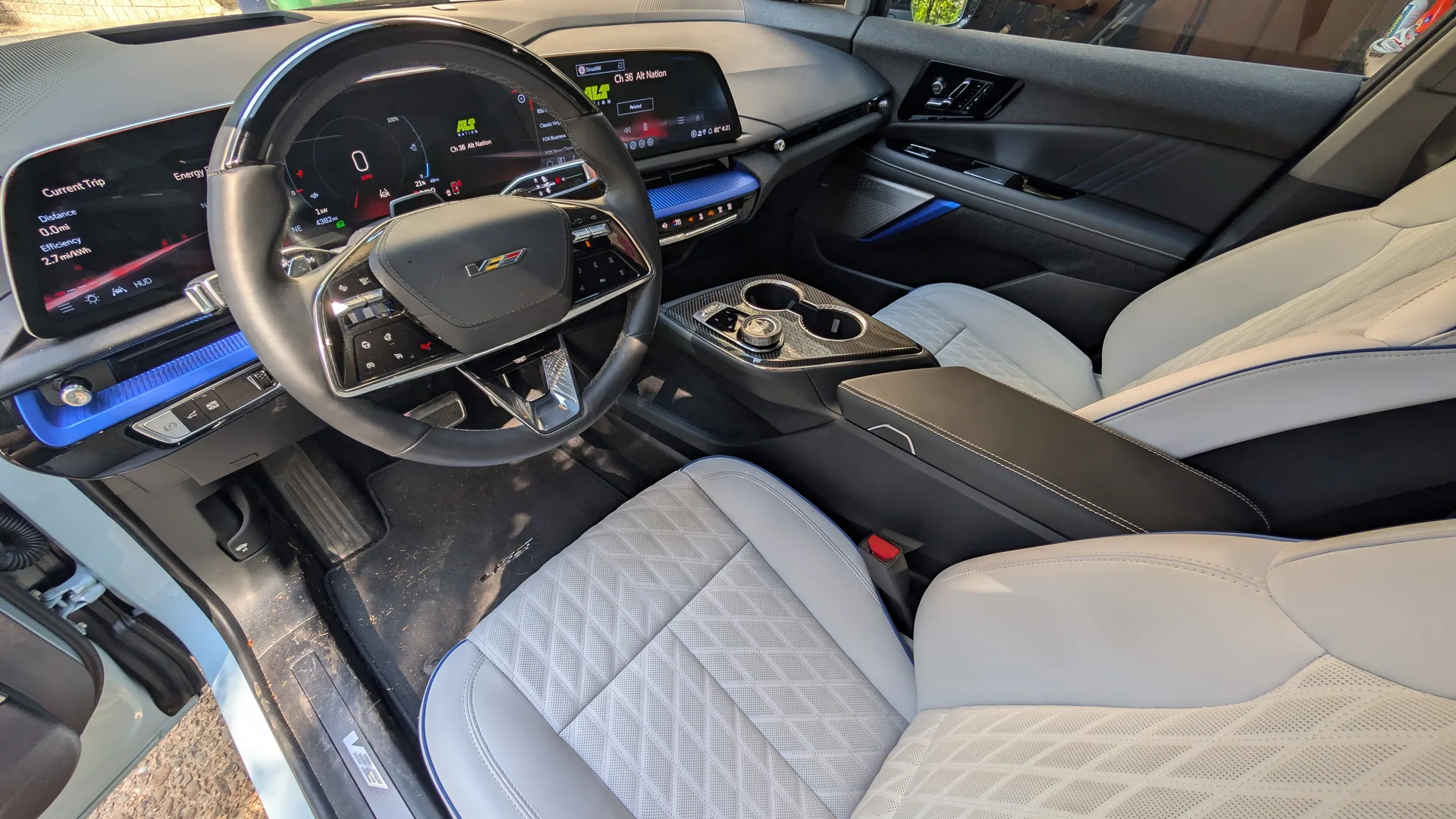 2026 Cadillac Optiq-V: سيارة كهربائية بقوة 519 حصانًا تتحدى التصنيف | مراجعة