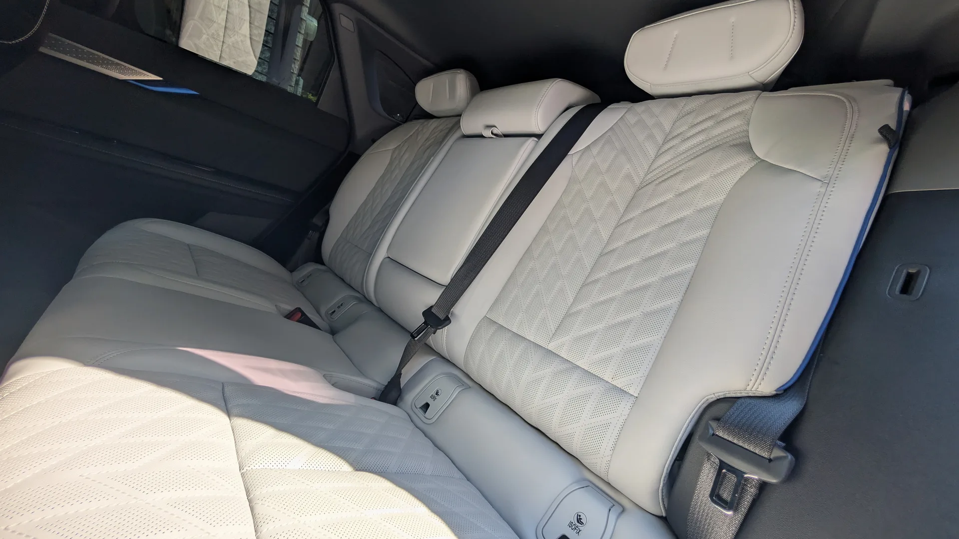 2026 Cadillac Optiq-V: سيارة كهربائية بقوة 519 حصانًا تتحدى التصنيف | مراجعة