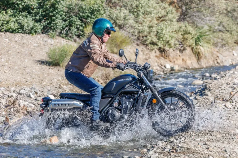 Ревю на Honda SCL500 за 2026 г.: Машина на времето в стил скрамблър